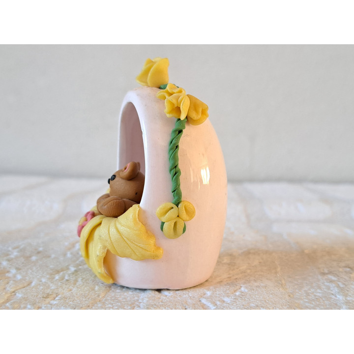 Beer hangend in ei, Fimoklei 4.5x4.5x7cm - Fimoklei