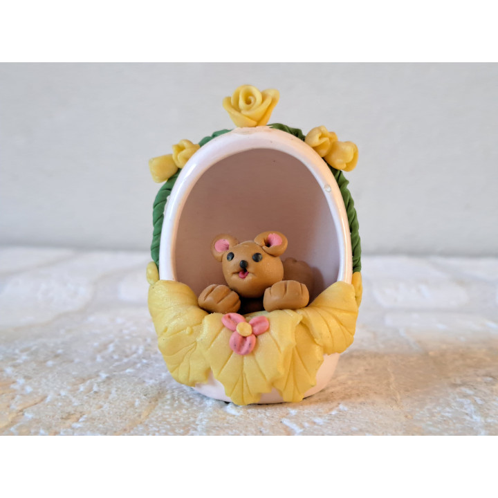 Beer hangend in ei, Fimoklei 4.5x4.5x7cm - Fimoklei