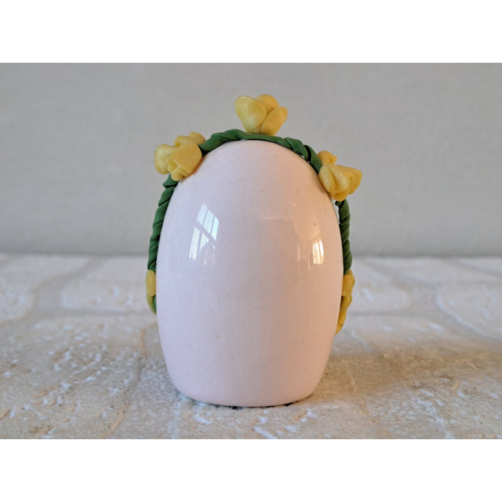 Beer hangend in ei, Fimoklei 4.5x4.5x7cm - Fimoklei