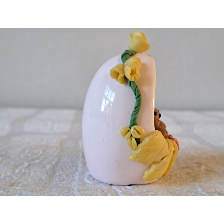 Beer hangend in ei, Fimoklei 4.5x4.5x7cm - Fimoklei