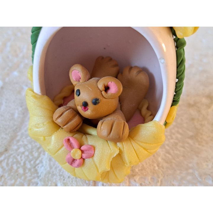 Beer hangend in ei, Fimoklei 4.5x4.5x7cm - Fimoklei