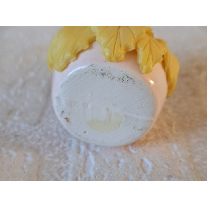 Beer hangend in ei, Fimoklei 4.5x4.5x7cm - Fimoklei