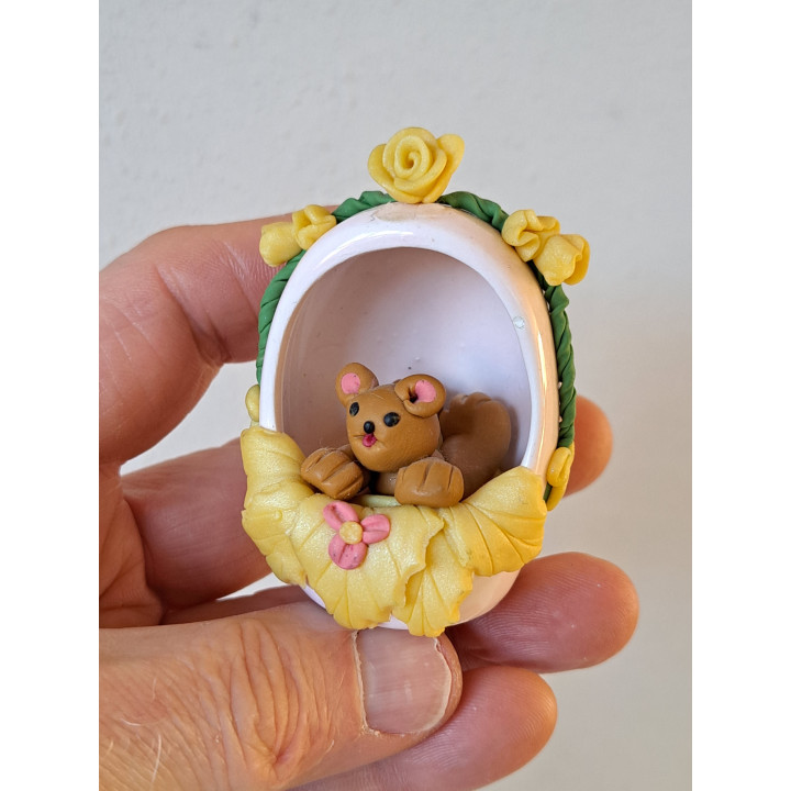 Beer hangend in ei, Fimoklei 4.5x4.5x7cm