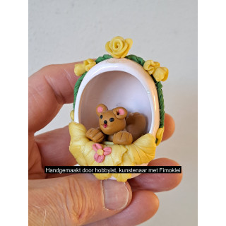 Beer hangend in ei, Fimoklei 4.5x4.5x7cm