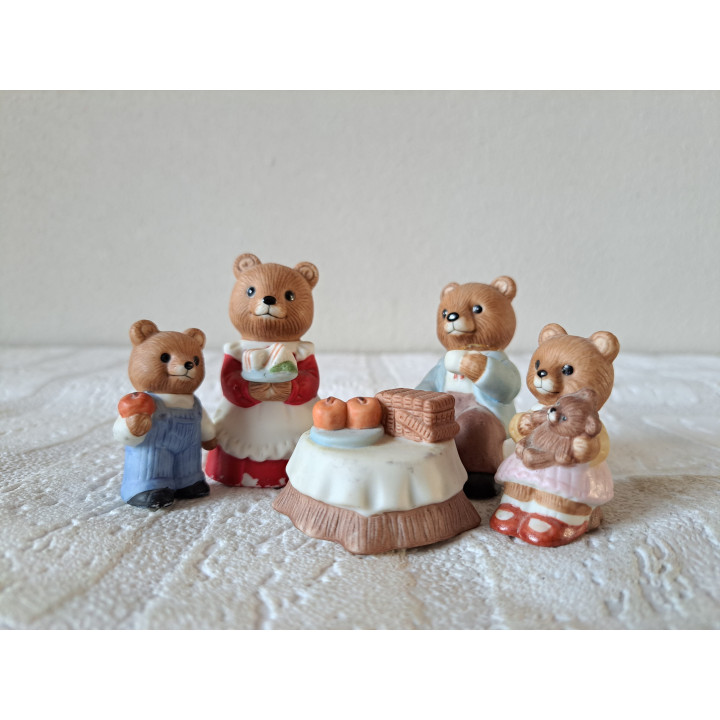 Beren familie aan de eettafel, Princess House, porselein 3.5x3x6cm - dierfiguren