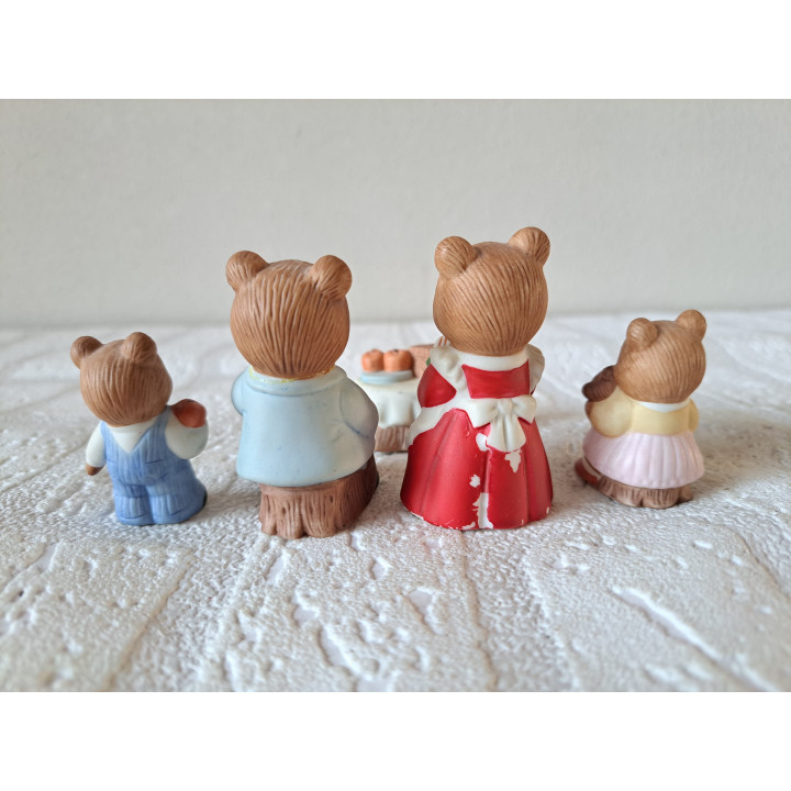 Beren familie aan de eettafel, Princess House, porselein 3.5x3x6cm - dierfiguren