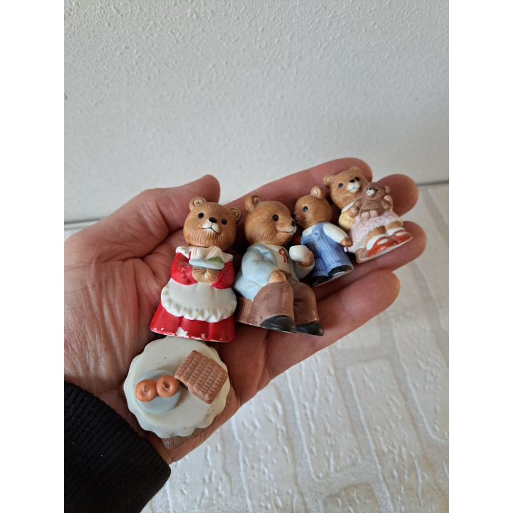 Beren familie aan de eettafel, Princess House, porselein 3.5x3x6cm - dierfiguren