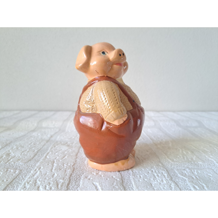 Varken met tuinbroek en trui spaarpot, aardewerk 10x9x14cm, spaarpotten