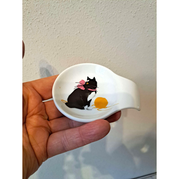 Amuseschaal met poes met breiwol, porselein 9x7x2cm - handgemaakt