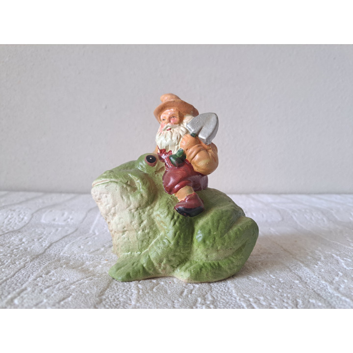 Kabouter met schep op rug kikker, aardewerk 10x7x11cm - beeldjes