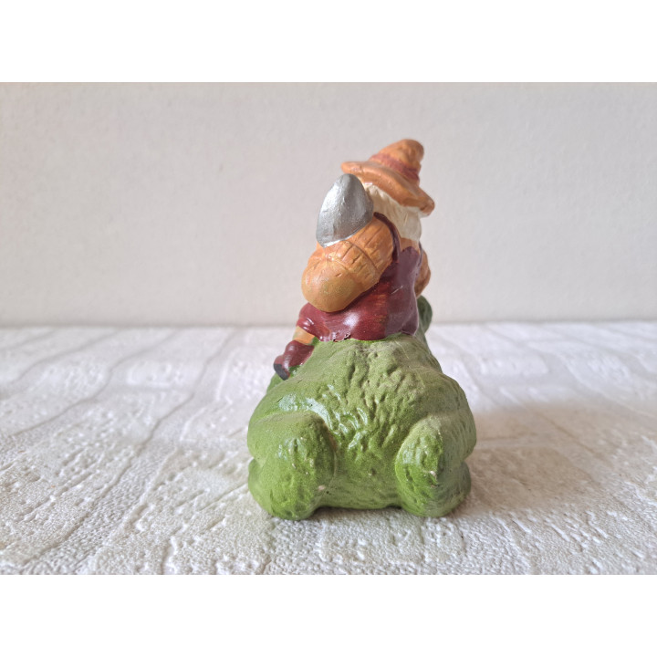 Kabouter met schep op rug kikker, aardewerk 10x7x11cm - beeldjes