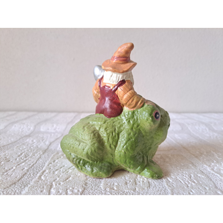 Kabouter met schep op rug kikker, aardewerk 10x7x11cm - beeldjes