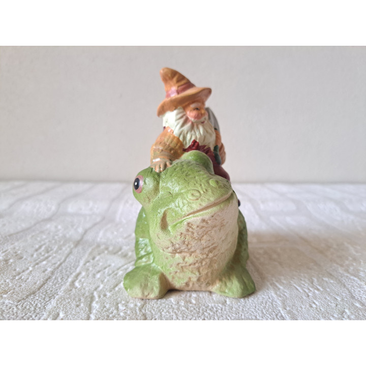 Kabouter met schep op rug kikker, aardewerk 10x7x11cm - beeldjes