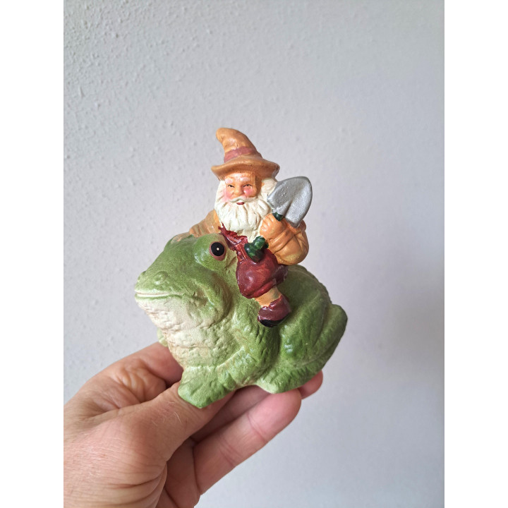 Kabouter met schep op rug kikker, aardewerk 10x7x11cm