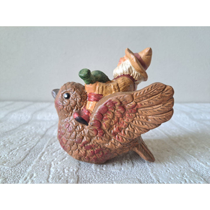 Kabouter met gieter op rug vogel, aardewerk 10x7x11cm - beeldjes