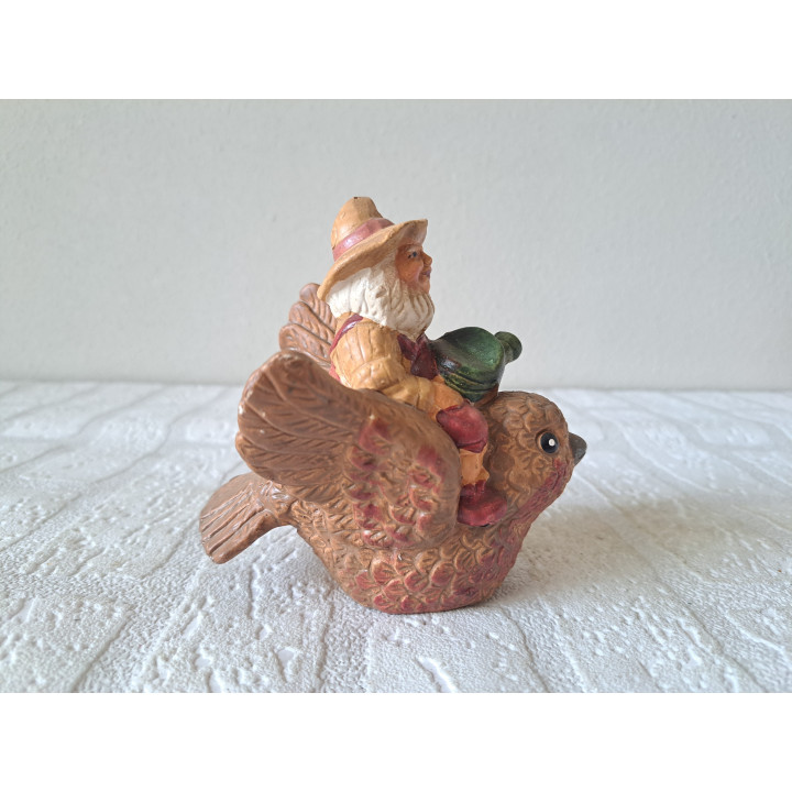 Kabouter met gieter op rug vogel, aardewerk 10x7x11cm - beeldjes