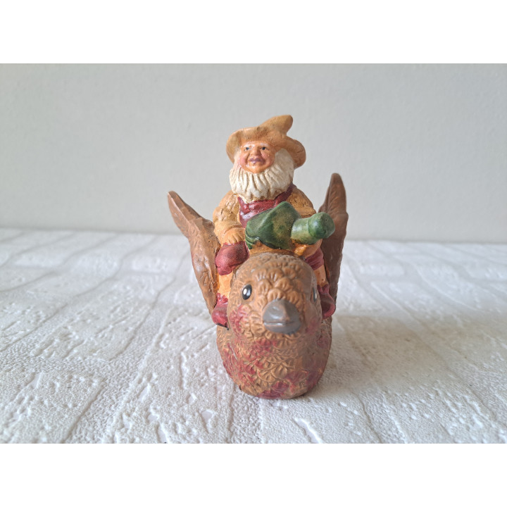 Kabouter met gieter op rug vogel, aardewerk 10x7x11cm - beeldjes