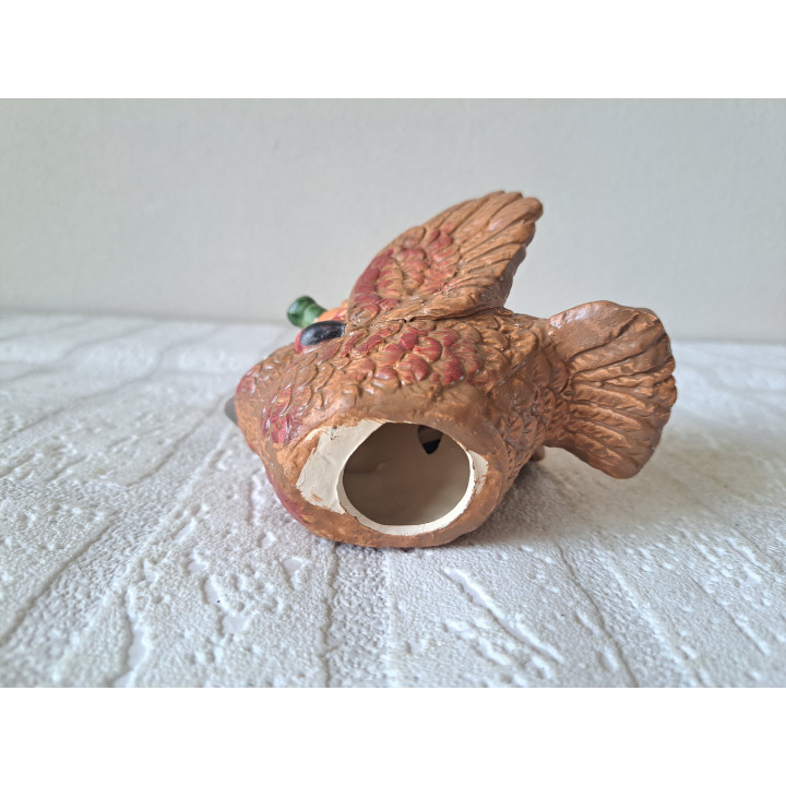 Kabouter met gieter op rug vogel, aardewerk 10x7x11cm - beeldjes