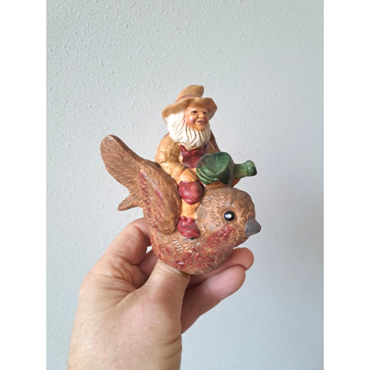 Kabouter met gieter op rug vogel, aardewerk 10x7x11cm
