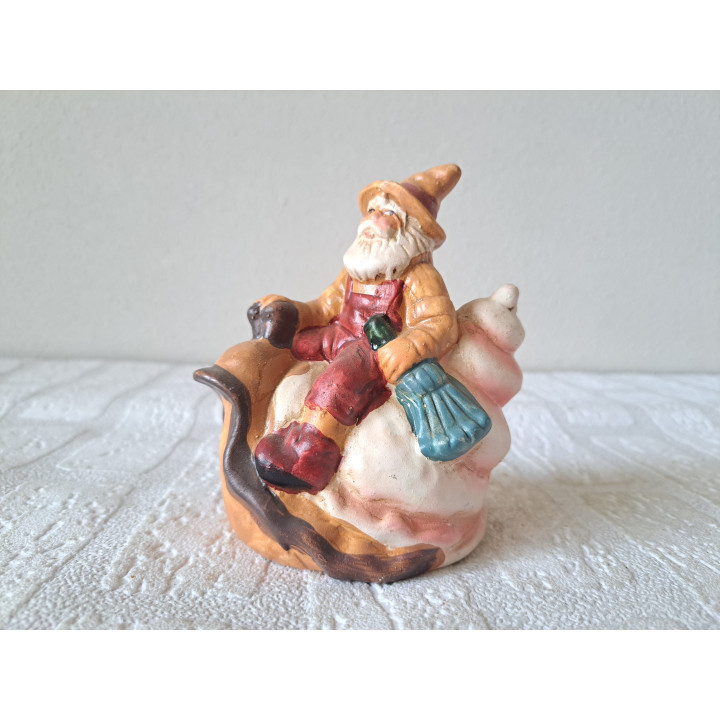 Kabouter Met Broom En Slak Aardewerk 10x7x11cm