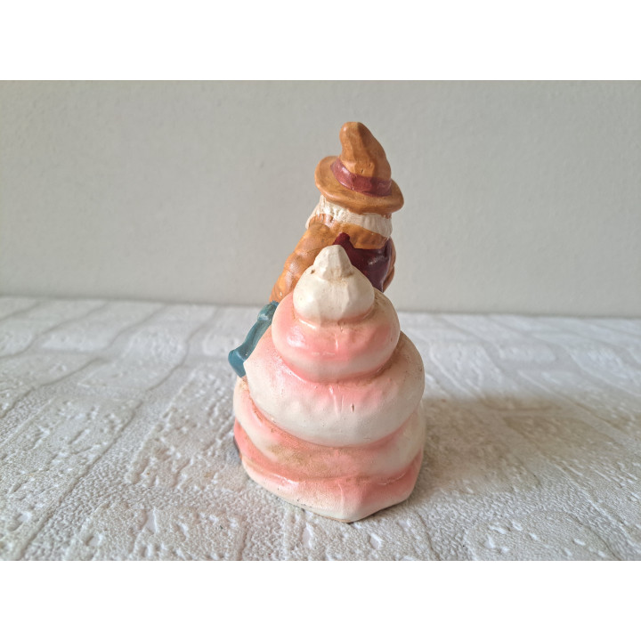 Kabouter met bezem op rug slak, aardewerk 10x7x11cm - beeldjes