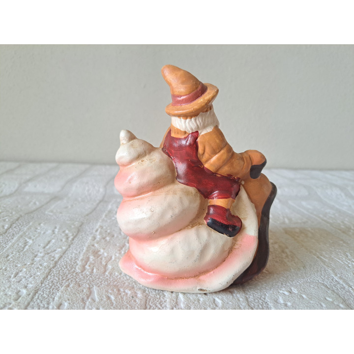 Kabouter met bezem op rug slak, aardewerk 10x7x11cm - beeldjes