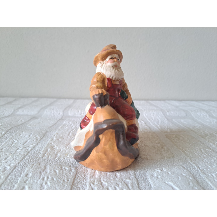 Kabouter met bezem op rug slak, aardewerk 10x7x11cm - beeldjes