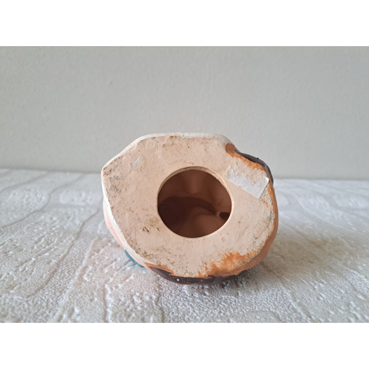 Kabouter met bezem op rug slak, aardewerk 10x7x11cm - beeldjes