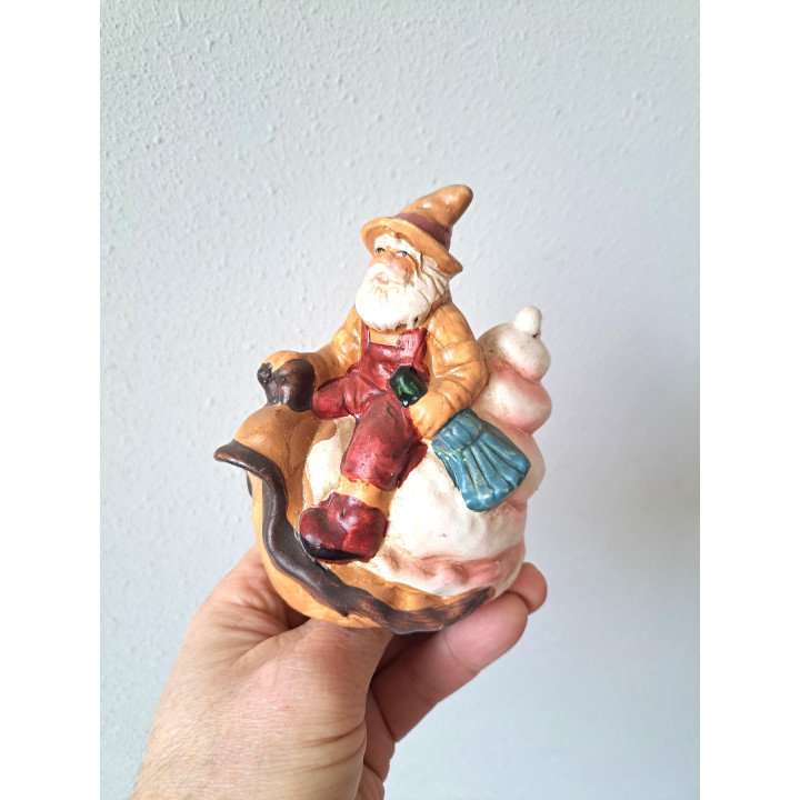 Kabouter met bezem op rug slak, aardewerk 10x7x11cm