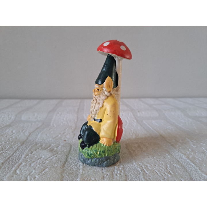 Kabouter zittend bij een paddenstoel, aardewerk 5x4x11.5cm - beeldjes