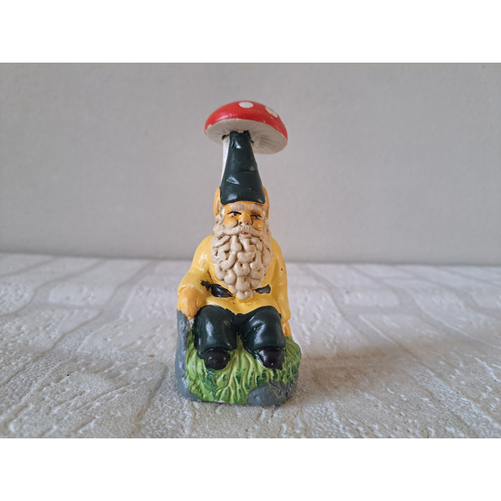 Kabouter zittend bij een paddenstoel, aardewerk 5x4x11.5cm - beeldjes