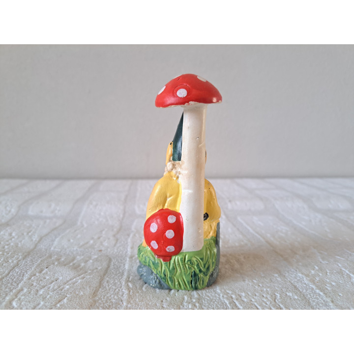 Kabouter zittend bij een paddenstoel, aardewerk 5x4x11.5cm - beeldjes