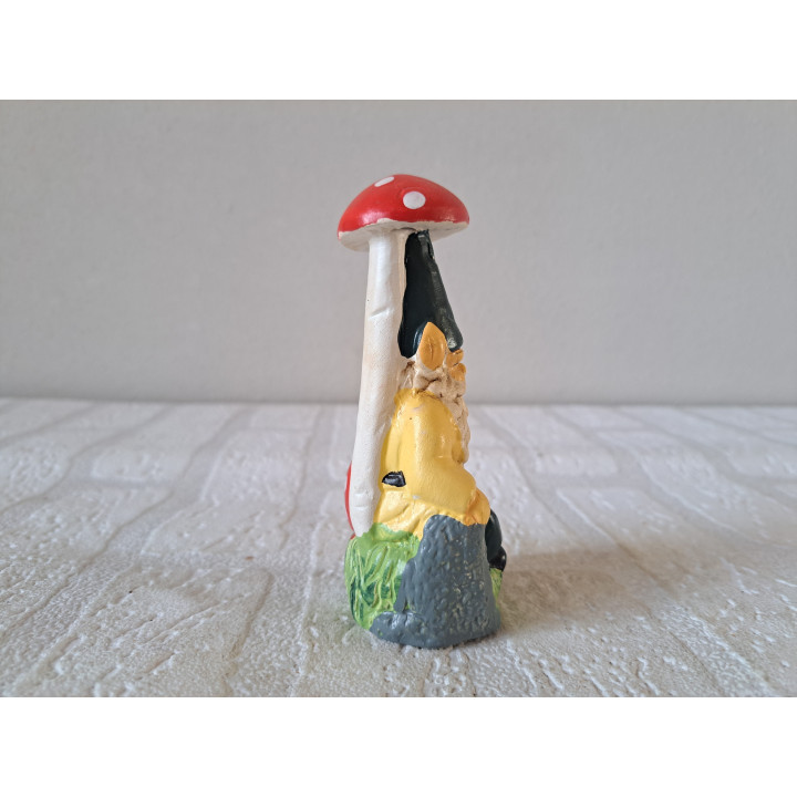 Kabouter zittend bij een paddenstoel, aardewerk 5x4x11.5cm - beeldjes
