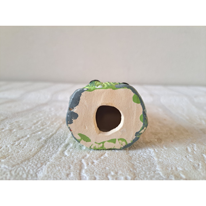 Kabouter zittend bij een paddenstoel, aardewerk 5x4x11.5cm - beeldjes