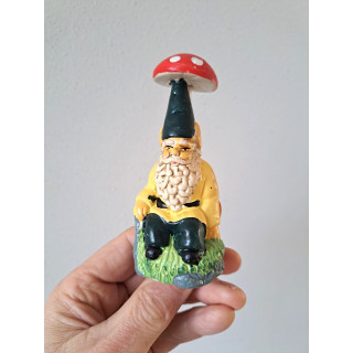 Kabouter zittend bij een paddenstoel, aardewerk 5x4x11.5cm