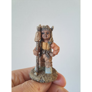 Inheemse Amerikaanse jongen, kunsthars D4xH7cm