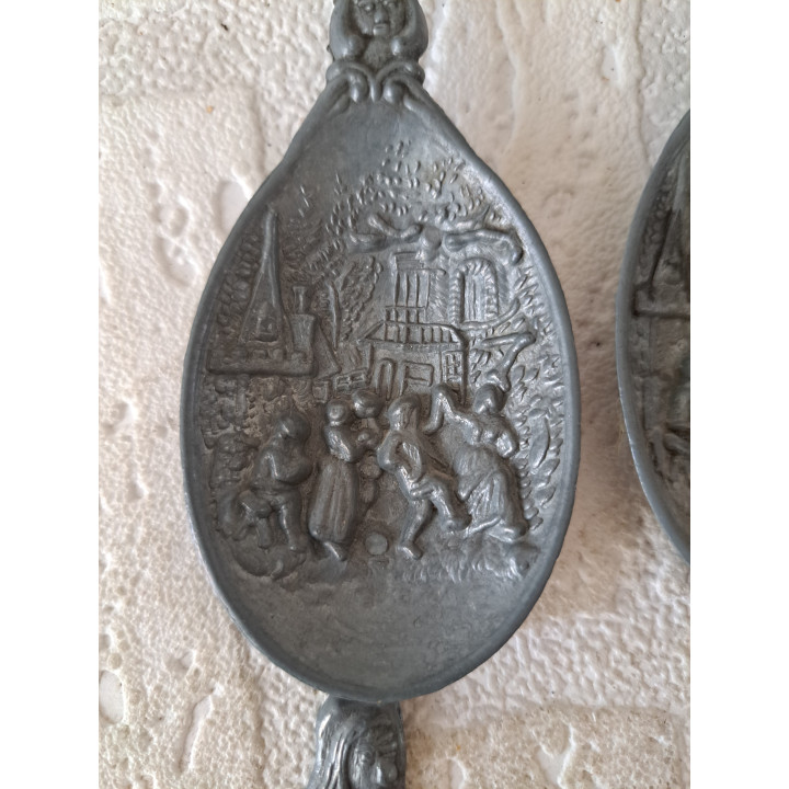 Lepelrek met 6 tinnen lepels, jaren 50-60, 22.5x48.5x4.5cm - beeldjes