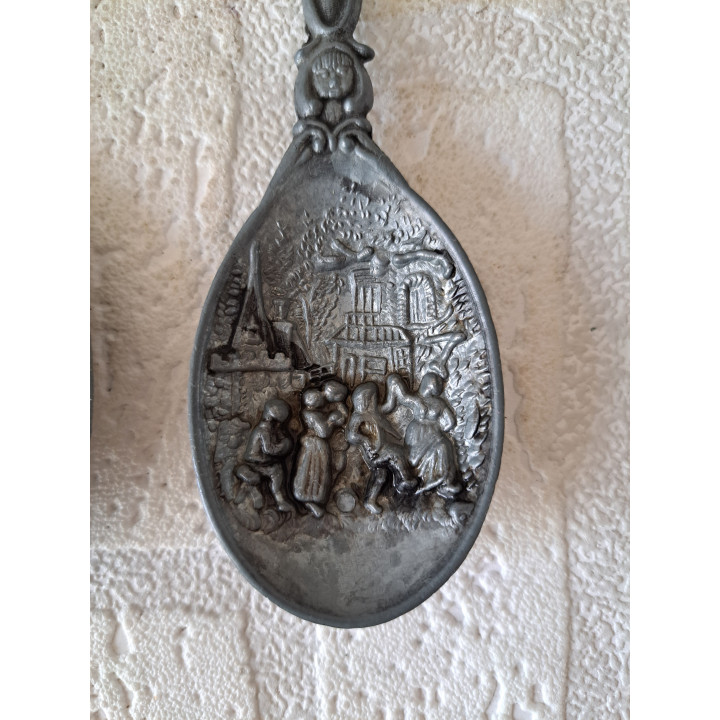 Lepelrek met 6 tinnen lepels, jaren 50-60, 22.5x48.5x4.5cm - beeldjes