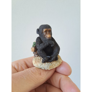 Zittende chimpansee aap, kunsthars D4xH5cm
