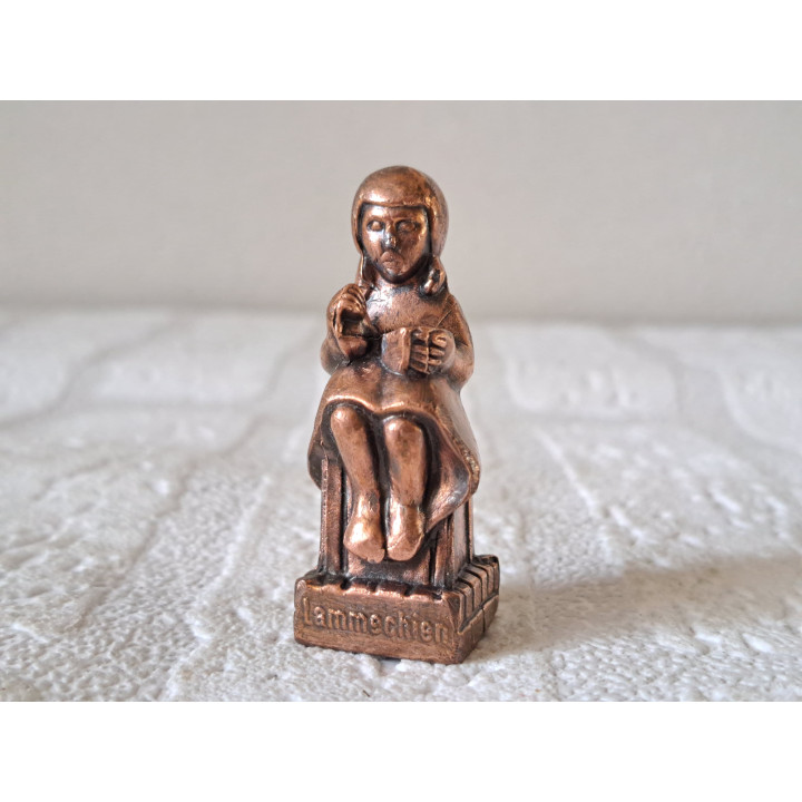 Zusje Lammechien van Bartje Bartels, brons 2x2x5.5cm - boeken