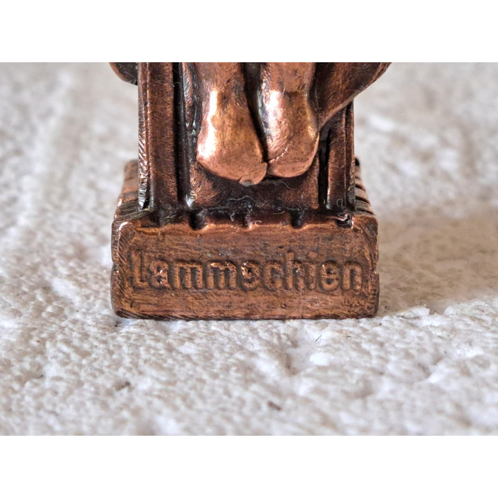 Zusje Lammechien van Bartje Bartels, brons 2x2x5.5cm - boeken