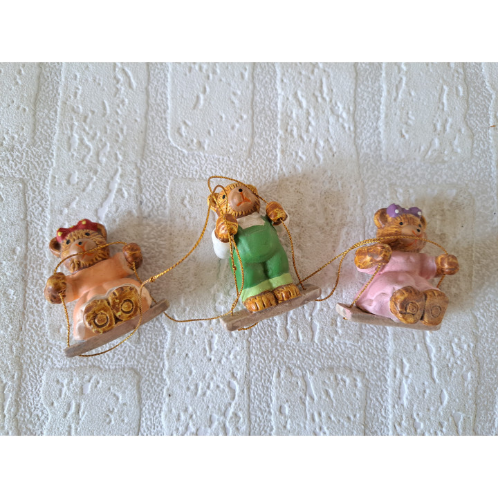 Beren op schommel, aardewerk, 4.5x3.5x35cm - beren