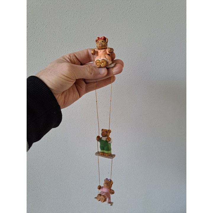 Beren op schommel, aardewerk, 4.5x3.5x35cm