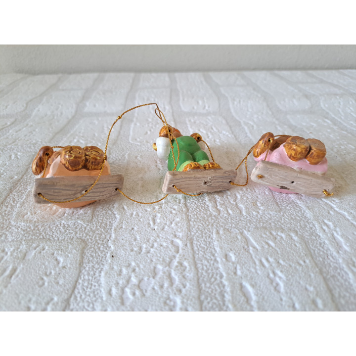 Beren op schommel, aardewerk, 4.5x3.5x35cm - beren