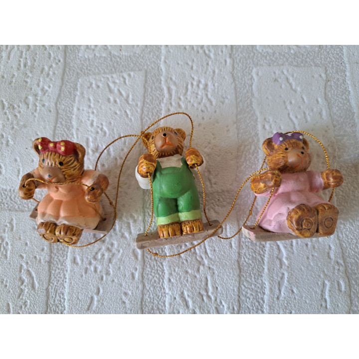 Beren op schommel, aardewerk, 4.5x3.5x35cm - beren