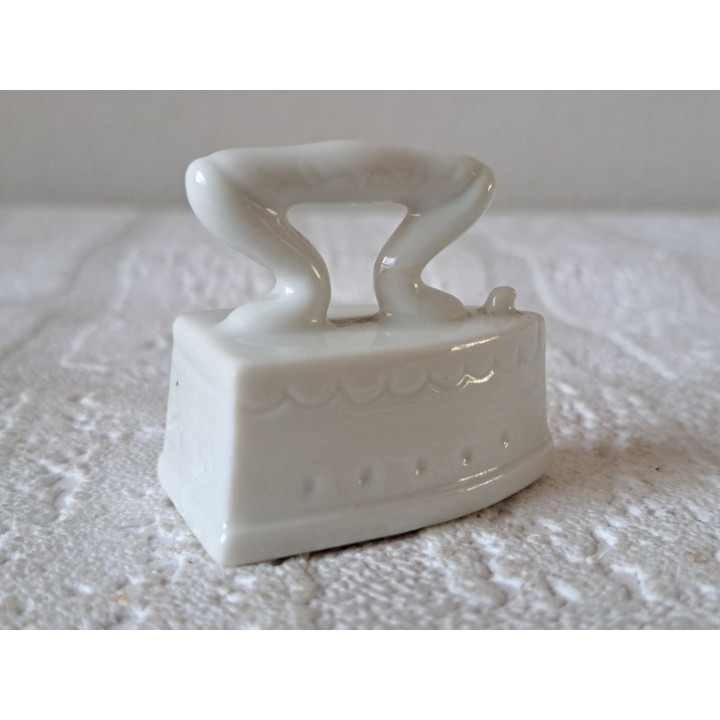 Miniatuur strijkbout van porselein, 4.5x2.5x4cm - strijkbouten