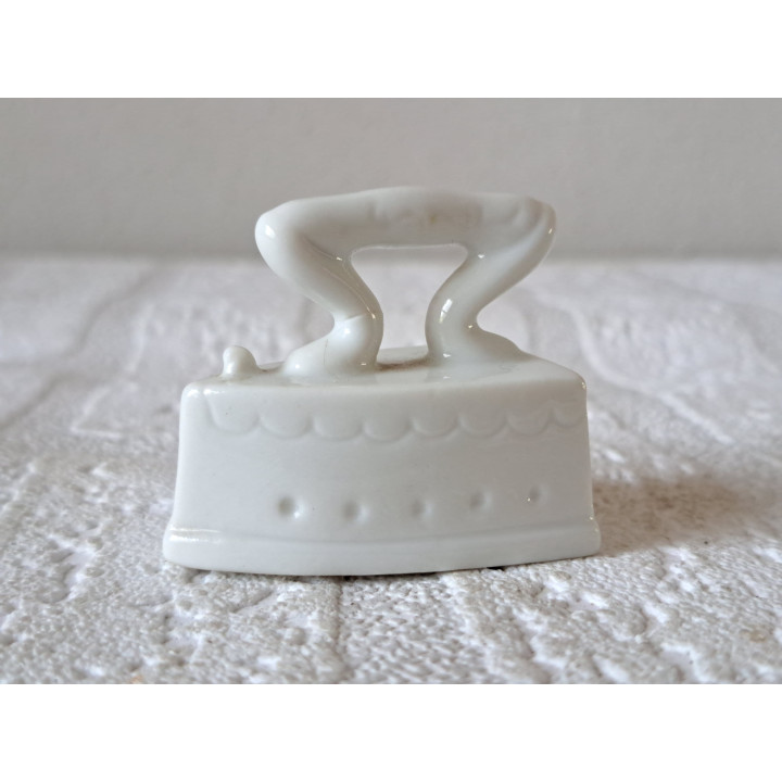 Miniatuur strijkbout van porselein, 4.5x2.5x4cm - strijkbouten