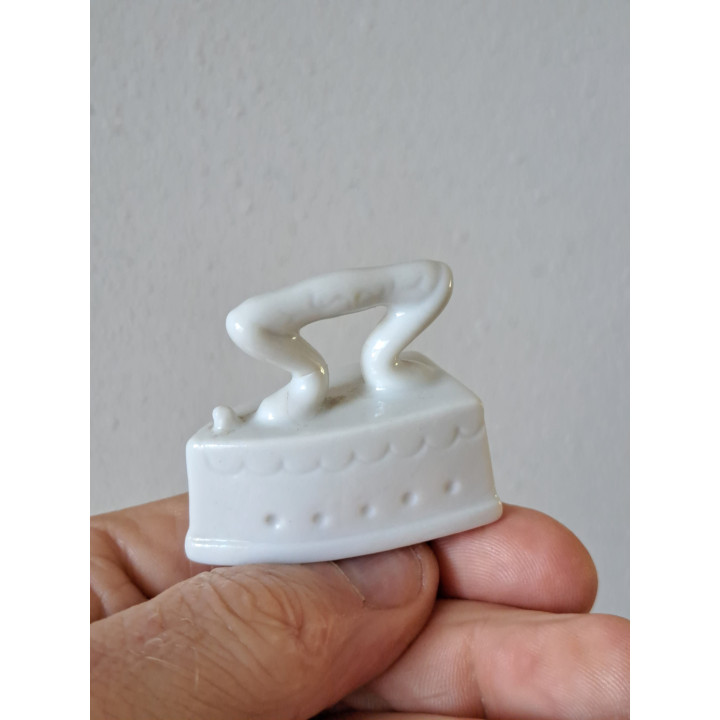 Miniatuur strijkbout van porselein, 4.5x2.5x4cm
