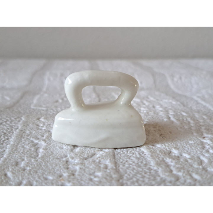 Miniatuur strijkbout van porselein, 3.5x2.5x2.5cm - strijkbouten