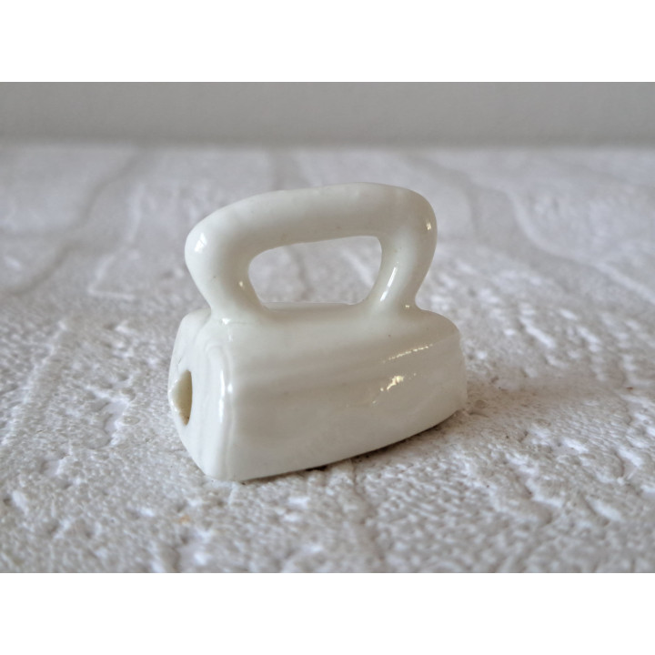 Miniatuur strijkbout van porselein, 3.5x2.5x2.5cm - strijkbouten